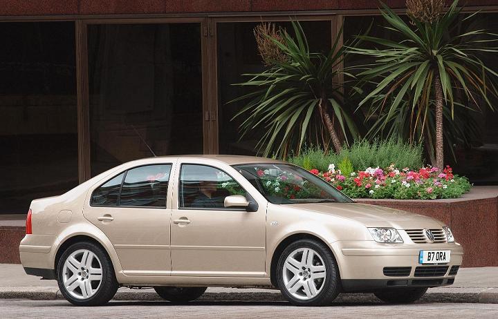 Wymiana oleju silnikowego w Volkswagenie Bora. Fot.Newspress