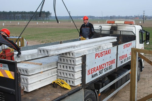 Lekki strop panelowy to płyty strunobetonowe o szerokości 60 cm, które można układać na pojazd wyposażony w lekki dźwig typu HDS. 