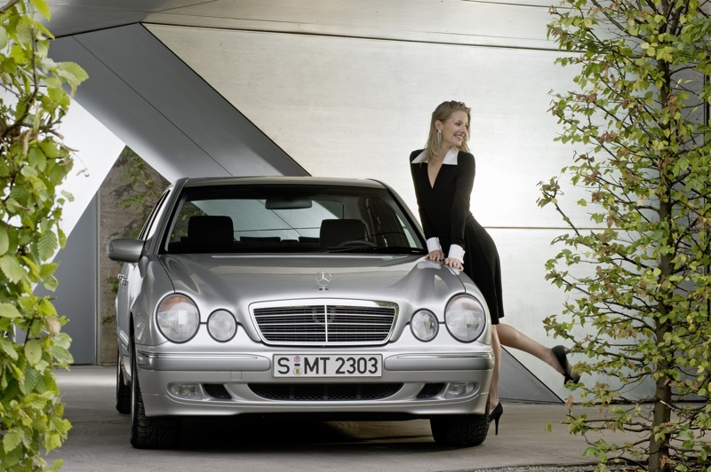 Charakterystyczne światła przednie stały się pretekstem do nazwania tego modelu Mercedesa „okularnikiem”. fot. Mercedes