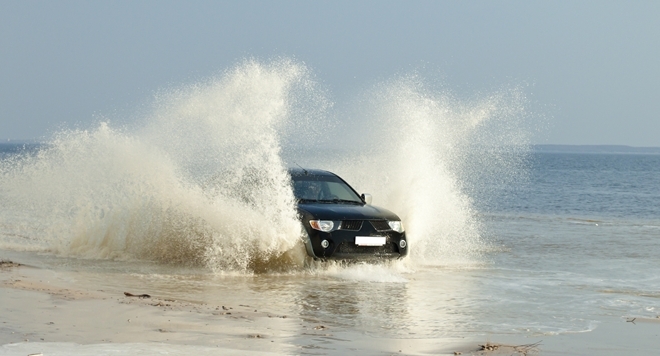 Mitsubishi L200, woda, Fot. Fotolia