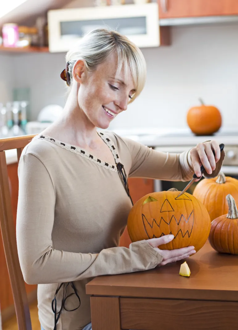 Święto Halloween to przede wszystkim świecące dynie, dziwne stroje, opowiadanie strasznych historii i oglądanie horrorów. Fot. Fotolia