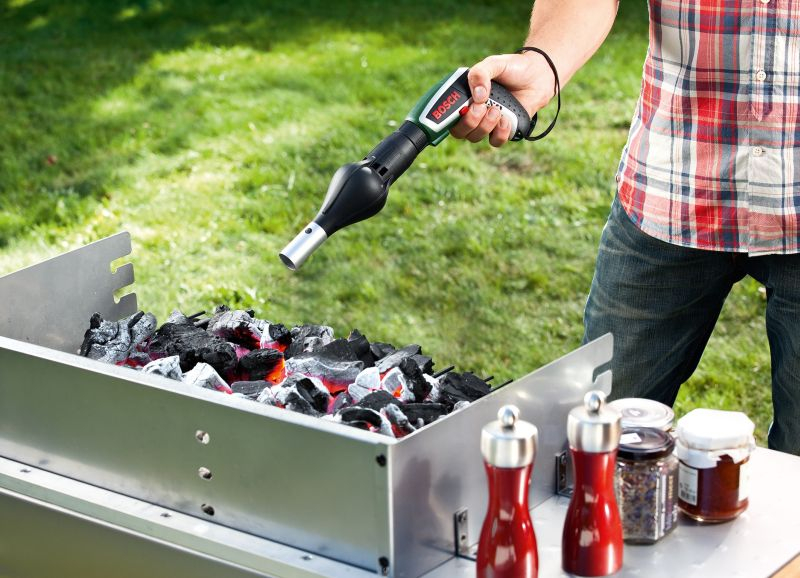 Wkrętarko-rozpalarka do grilla - Bosch IXO Barbecue. Fot. Bosch