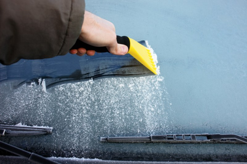 zima, skrobanie, odśnieżanie Fot. Fotolia