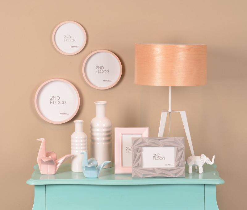 Dodatki wnętrzarskie w pastelowych kolorach. Fot. Empik