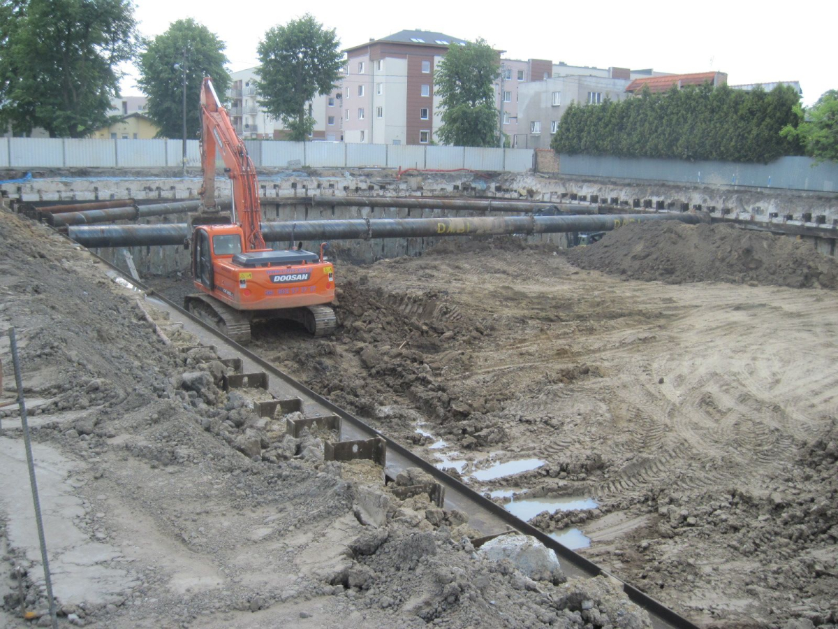Przygotowanie placu budowy różni się w znacznym stopniu od zagospodarowania terenu budowy. Fot. od PASSION PR