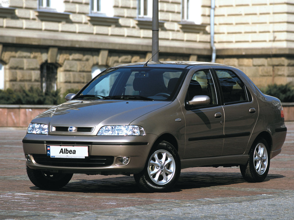 Fiat Albea - proste kształty nadwozia nie tworzą arcydzieła, ale zapewniają sporo miejsca w środku. 