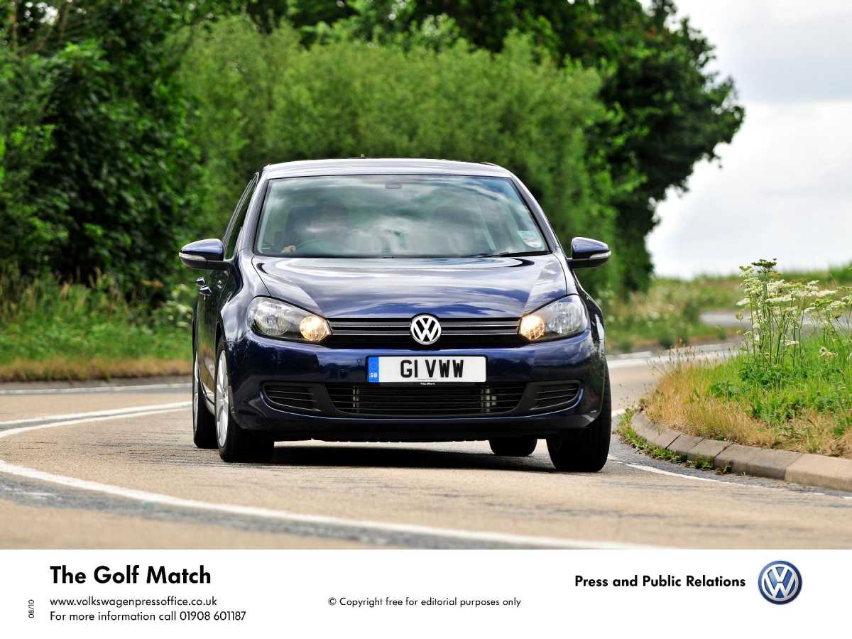 Wymiana filtra kabinowego w Volkswagenie Golfie III. fot. Newspress