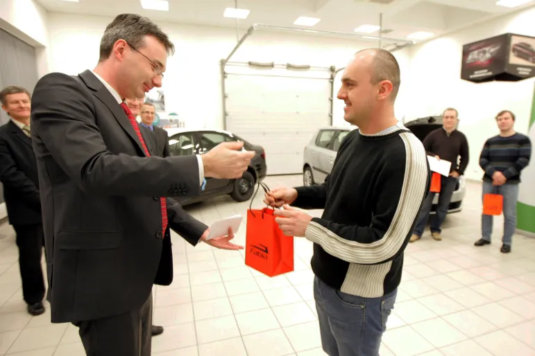 Maciej Podlecki ze ŠKODA - PEHAMOT odbiera wyróżnienie z rąk przedstawicielstwa konkursu.