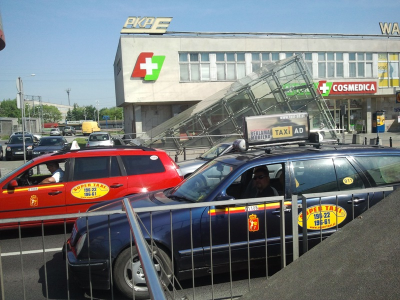 Usługi pośrednictwa przy przewozie osób z podatkiem