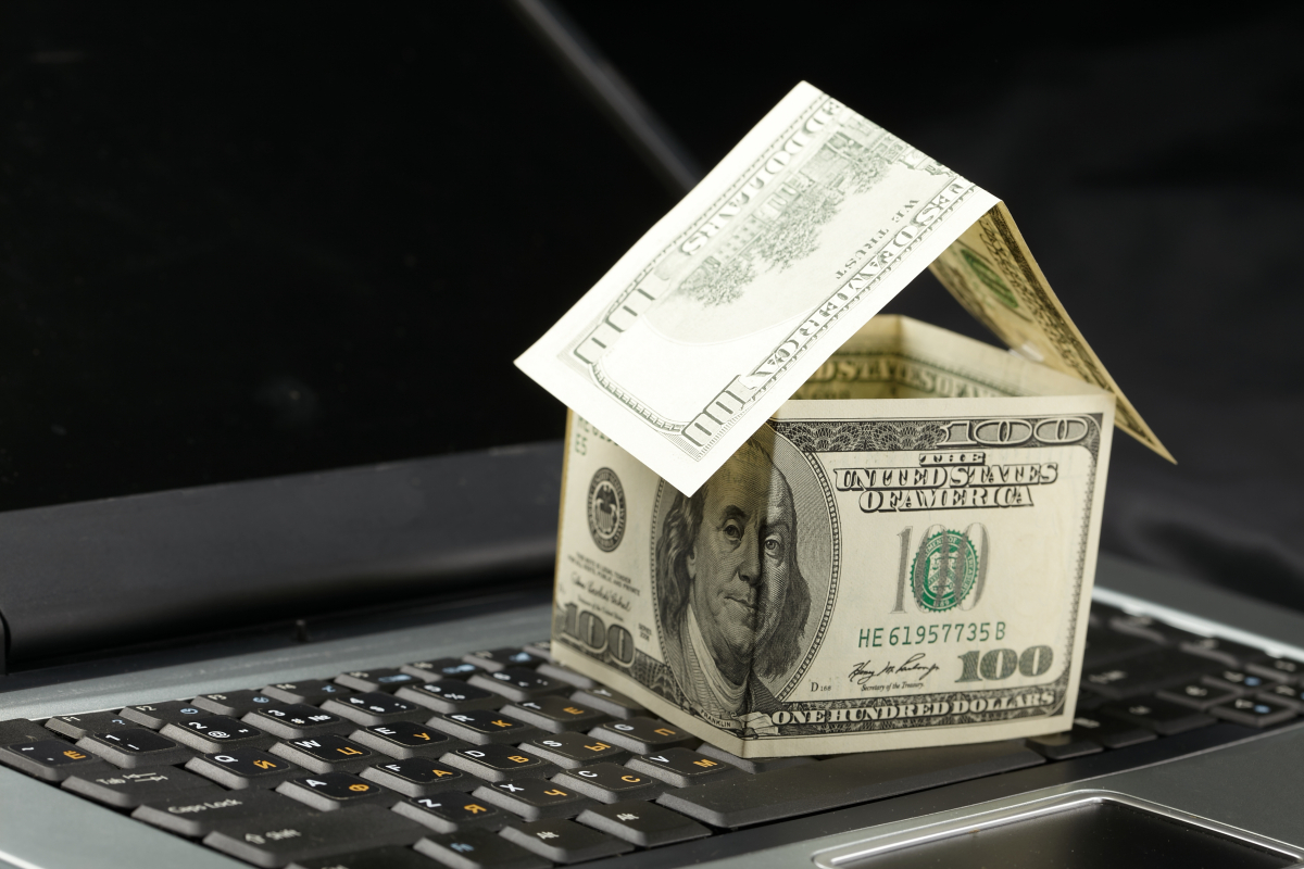 domek z pieniędzy i klawiatura. fot. Shutterstock