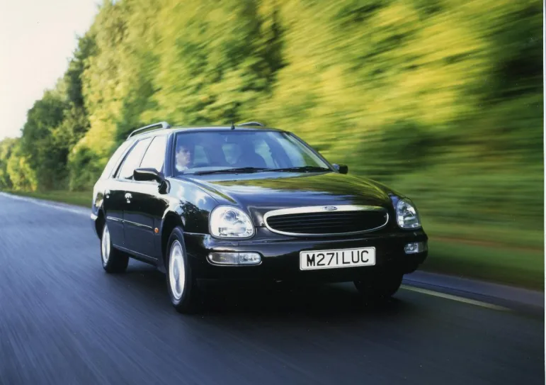 Demontaż poduszki powietrznej w Fordzie Scorpio. fot. Newspress