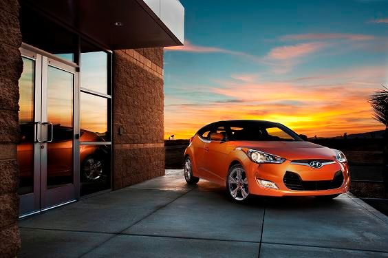 Model Veloster Hyundai wyróżniono nie tylko za genialne połączenie dalekowschodniej jakości z europejskim świeżym wzornictwem i ponadczasową sylwetkę, ale również doceniono rozwiązanie trzecich drzwi w nadwoziu coupe.