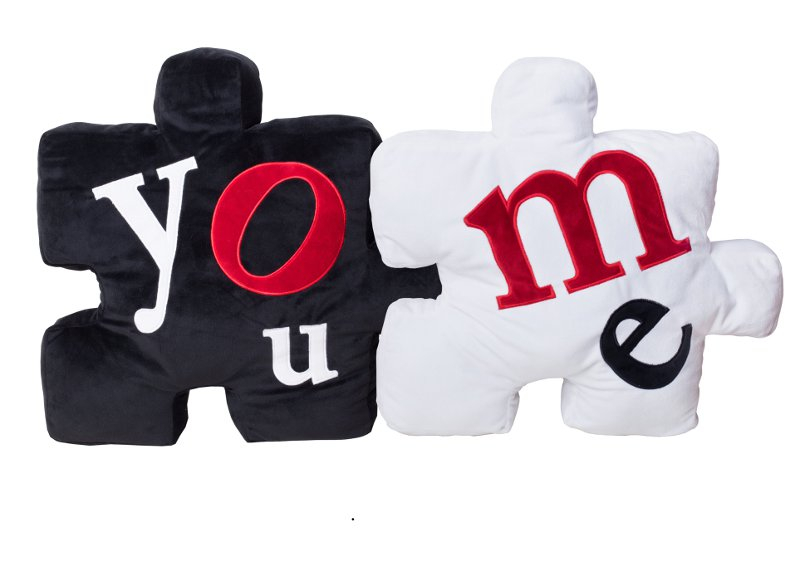 Poduszki „you” i „me”   dobrze wyglądają zarówno razem, jak i osobno.