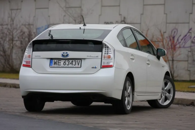 Toyota Prius 1.8 HSE - tył