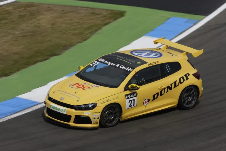 Niestety torów takich jak w Kielcach praktycznie w Polsce nie ma. Na zdjęciu Volkswagen Scirocco R Cup Fot. Volkswagen