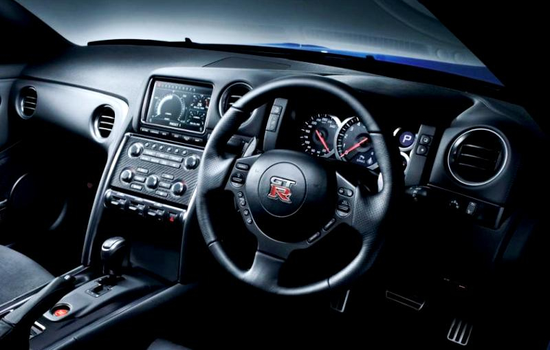 Poruszanie się w Polsce autem z kierownicą po prawej stronie jest wyraźnie utrudnione. Gorsza jest widoczność zarówno za dnia, jak i w nocy.