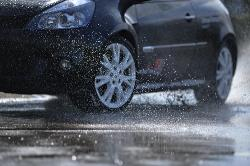 Błędy popełniane podczas poślizgu. Fot. Newspress