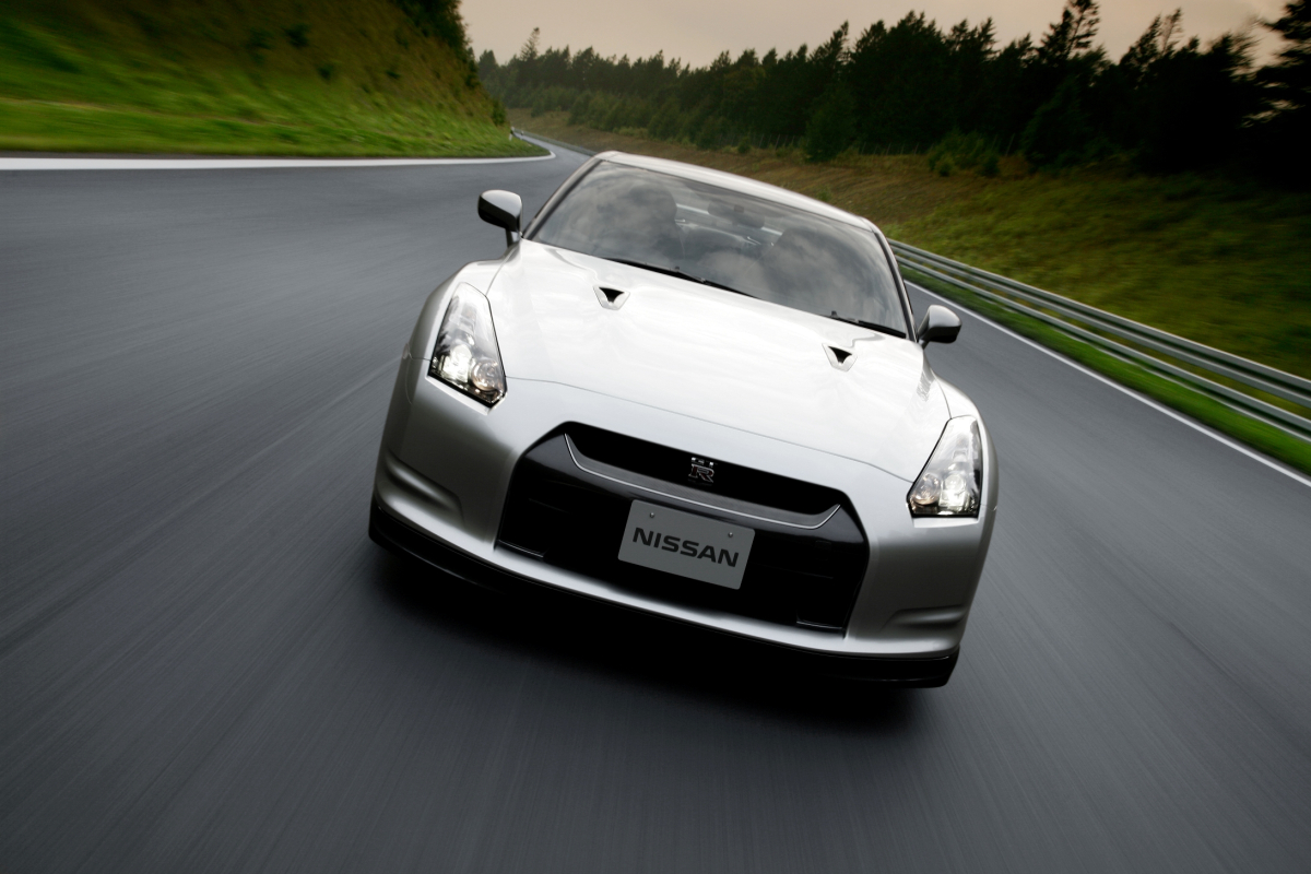 Warto co jakiś czas sprawdzać stan żarówek fot. Nissan GT-R