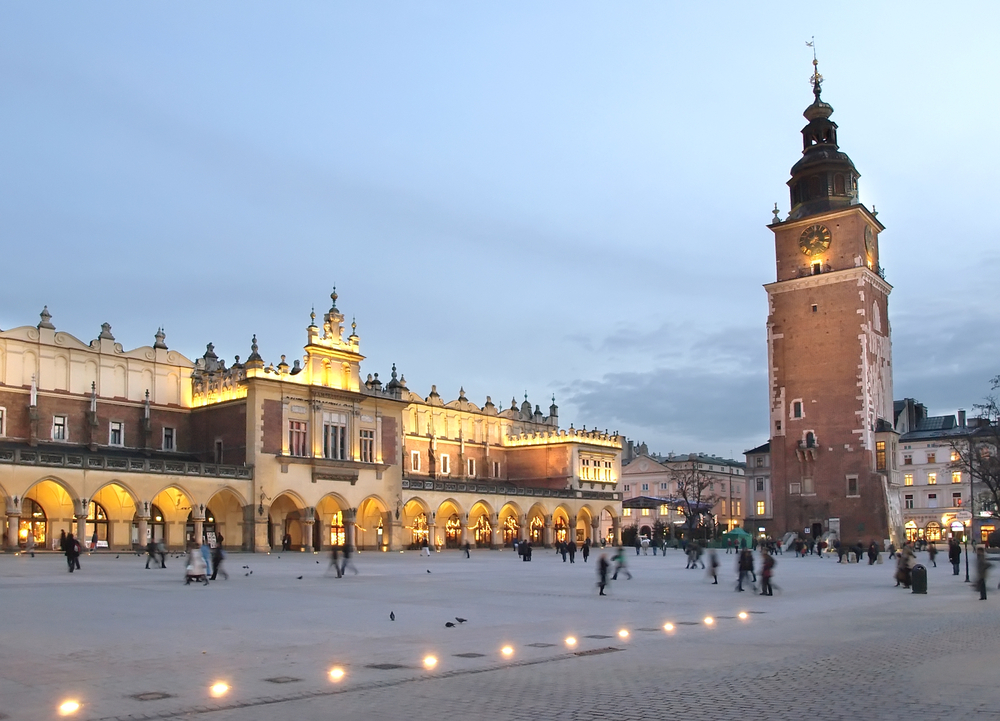 Na drugim miejscu znajduję się dawna stolica królów polskich – Kraków. Tam za 109 metrowe mieszkanie ulokowane na ulicy Floriańskiej zapłacilibyśmy ok. 2 700 000 zł
