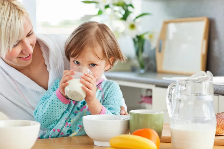 Śniadanie, dziecko. Fot. Fotolia