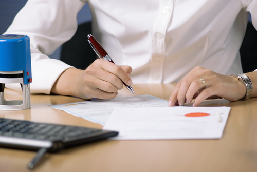 Jak wpisać w świadectwie pracy informację o urlopie rodzicielskim łączonym z pracą/fot. Shutterstock