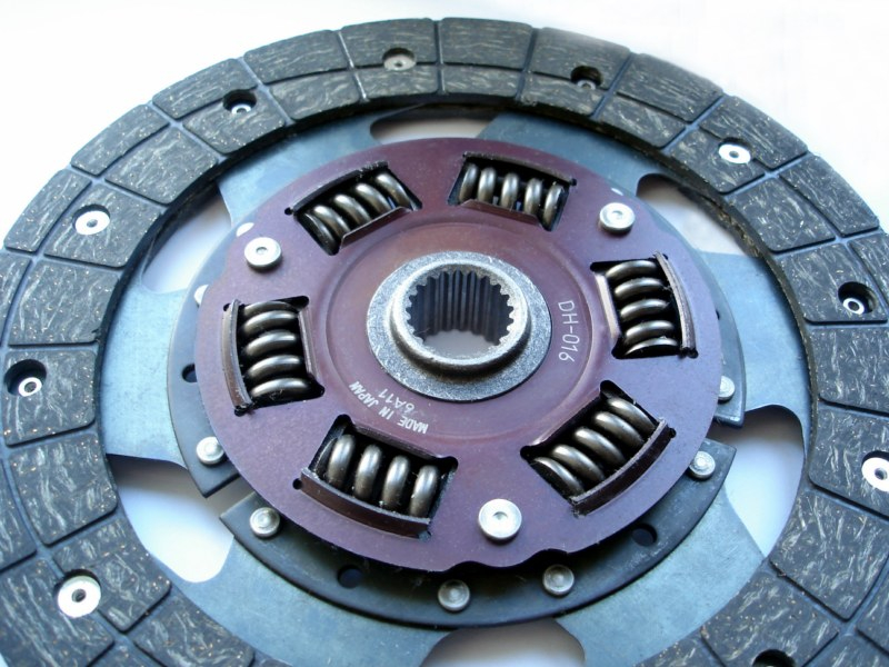 Jak nie spalić sprzęgła? Oto złote zasady! Fot. Fotolia