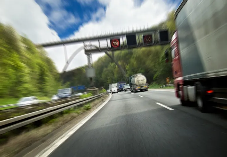 Jazda samochodem przy silnym wietrze. Jak się zachować? Fot. Fotolia