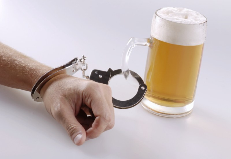 Prawo jazdy nie może być wydane osobie skazanej prawomocnym wyrokiem sądu, która ma zakaz prowadzenia pojazdów mechanicznych.