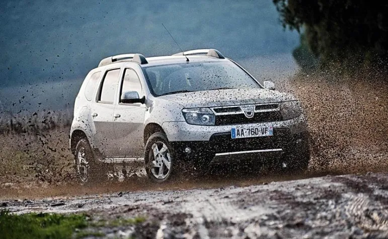 Dacia Duster w wersji 4x4 jest przeznaczona dla klientów potrzebujących na co dzień samochodu za przystępną cenę, który pozwala na swobodną jazdę po każdego rodzaju drogach Fot. Dacia