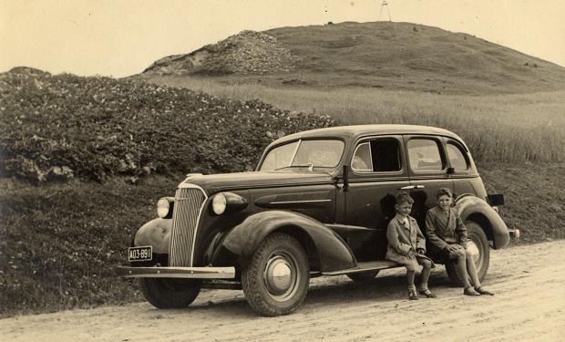 Samochód osobowy Chevrolet, model montowany w Polsce w latach 1937 – 1938. Na zdjęciu samochód z tablicą rejestracyjną z Warszawy. Fot. Chevrolet