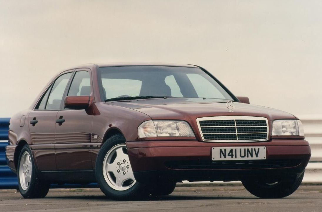 Jak wymienić olej układu wspomagania w Mercedesie W202? fot. Newspress