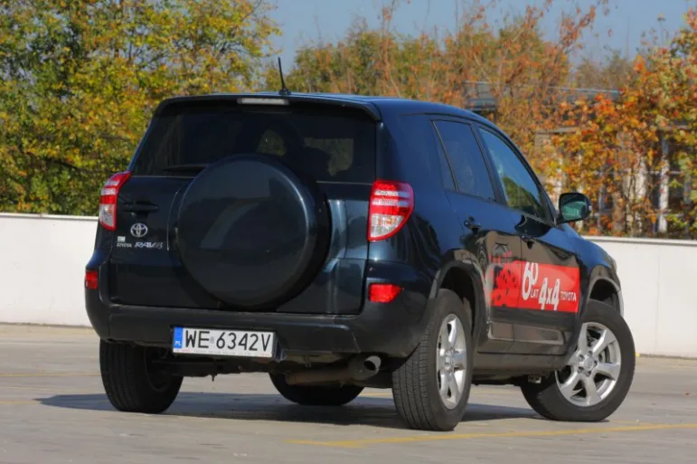 Ponad 15 tys. Toyot RAV4 zarejestrowanych w Polsce musi wrócić do serwisu. Przyczyną jest niewłaściwy montaż tylnych pasów bezpieczeństwa.