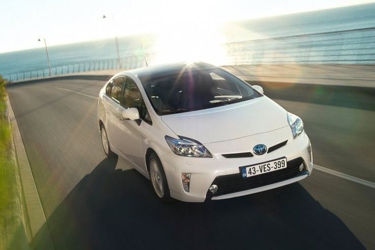 Z przodu jedyną większą zmianą jaką zauważymy są przeprojektowane reflektory.