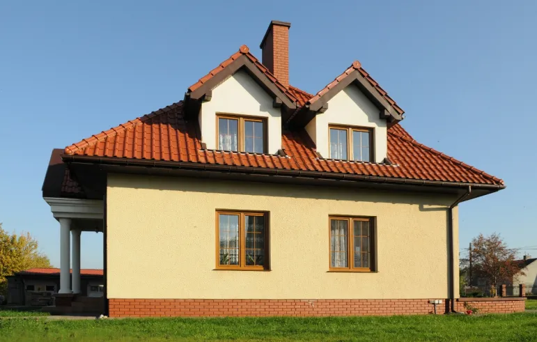 Kiedy poszukujemy tanich „czterech kątów” często można natrafić na niecodzienne oferty sprzedaży. Okazuje się bowiem, że na powierzchni jednego pokoju można zmieścić całe funkcjonalne mieszkanie łączące funkcję. Fot. Röben