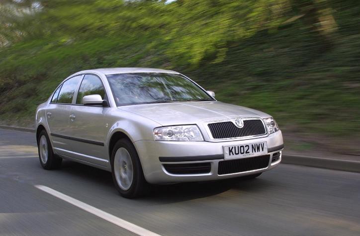 Skoda Superb przypomina Passata B5, Audi A6 i Skodę Octavię zarazem. Jest jednak z tych aut najładniejsza.