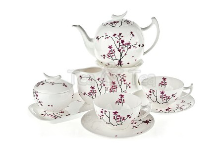 Porcelanowy zestaw do herbaty zdobiony delikatnymi, różowymi kwiatami wiśni.