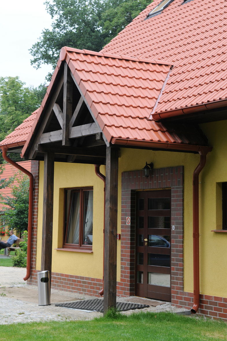 Na rynku możemy rozróżnić trzy rodzaje drzwi wejściowych ze względu na materiał, z którego są wykonane: drzwi drewniane, drzwi z tworzywa i drzwi metalowe. fot. Röben