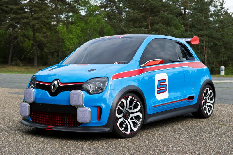 Renault Twin'Run dzięki centralnie położonemu silnikowi V6 o mocy 320 KM rozpędza się 0-100 km/h w 4,5 s. Pod nadwoziem kryje rozwiązania stosowane w motosporcie.