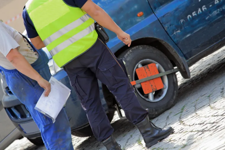 SO: Tylko uprawniony organ państwowy może zakładać blokady na koła - prywatne blokady są nielegalne/ fot. Shutterstock