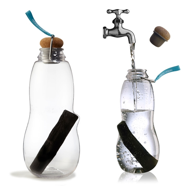 Butelka na wodę z filtrem Butelka na wodę z filtrem z tzw. białego węgla Eau good to świetne rozwiązanie dla osób chcących uzupełnić swoją zdrową dietę oraz którym nie jest obojętna ekologia. Zamiast kupować butelkowaną wodę, możesz napełnić butelkę pitną wodą z kranu. Filtr węglowy umieszczony w jej wnętrzu zapewni optymalne pH, zredukuje zawartość chloru oraz uzupełni ją o minerały - wapń, żelazo oraz magnez. Węgiel posiada niezwykle porowatą powierzchnię - 1 gram posiada sumę powierzchni ponad 500 m2. Nazywany jest węglem aktywnym, gdyż zanieczyszczenia wody są zatrzymywane na jego powierzchni. Woda pozostawiona w kontakcie z węglem na kilka godzin jest zdrowsza, bezpieczniejsza i lepiej smakuje. Butelka zawiera w zestawie 1 węgiel, który można użytkować przez 6 miesięcy, po czym wykorzystać np do nawożenia gleby kwiatków. Materiał: tworzywo sztuczne (trifenylometan, bez BPA), korek naturalny, stal nierdzewna, silikon Pojemność: 800 ml Wysokość: 24 cm Cena: 69 zł