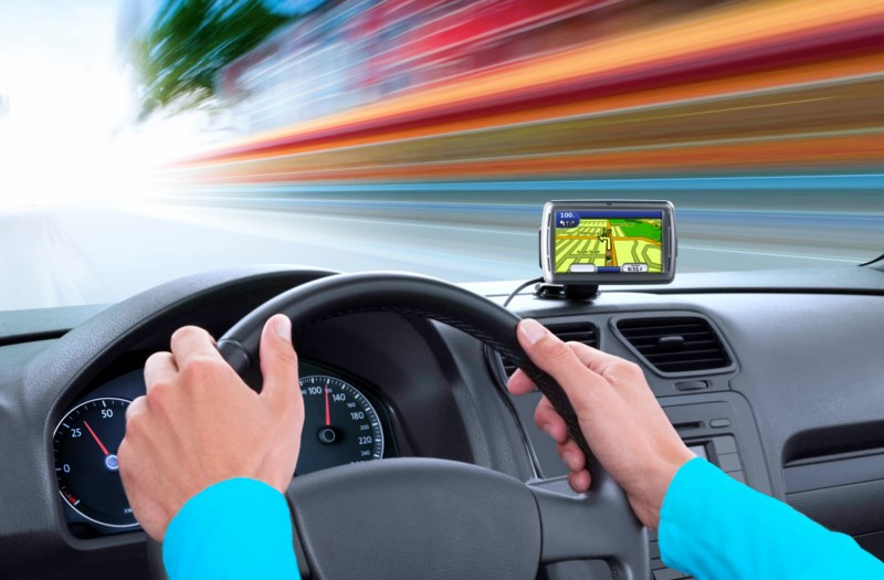 Posłowie Parlamentu Europejskiego chcą wprowadzenia obowiązku stosowania blokad antyalkoholowych w nowych samochodach oraz ograniczenia prędkości do 30 km/h w terenie zabudowanym. Fot. Fotolia