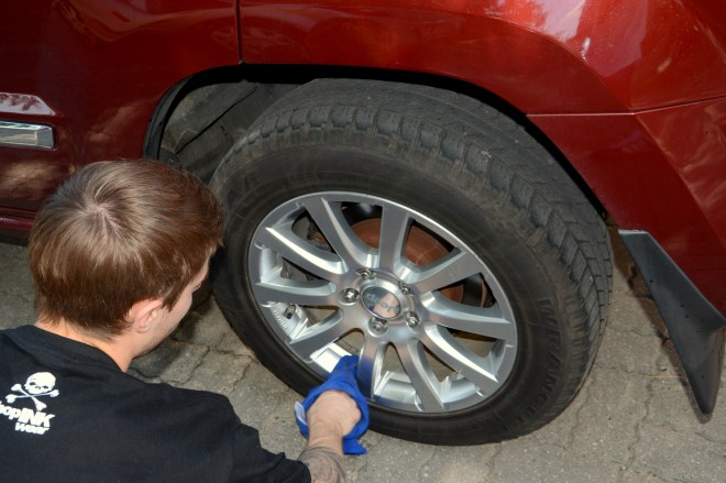 Do wymiany tylnych klocków i tarcz przyda się lewarek z „kobyłkami”