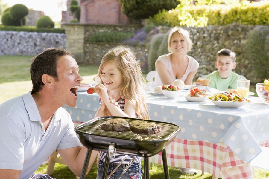 rodzina, ludzie, grill, jedzenie/ Fotolia