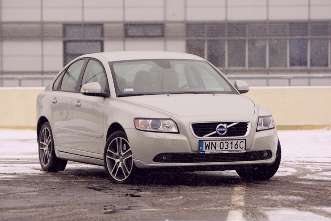 Najmniejszy model szwedzkiej marki skonstruowany jest w oparciu o płytę podłogową Forda Focusa. Dzięki temu nowe Volvo znacznie lepiej się prowadzi od swojego poprzednika, a zawieszenie nie wymaga tak często naprawy.
