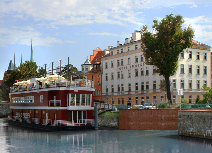 Restauracja Barka Tumska położona jest na Odrze. To pierwszy tego typu lokal gastronomiczny we Wrocławiu. 
