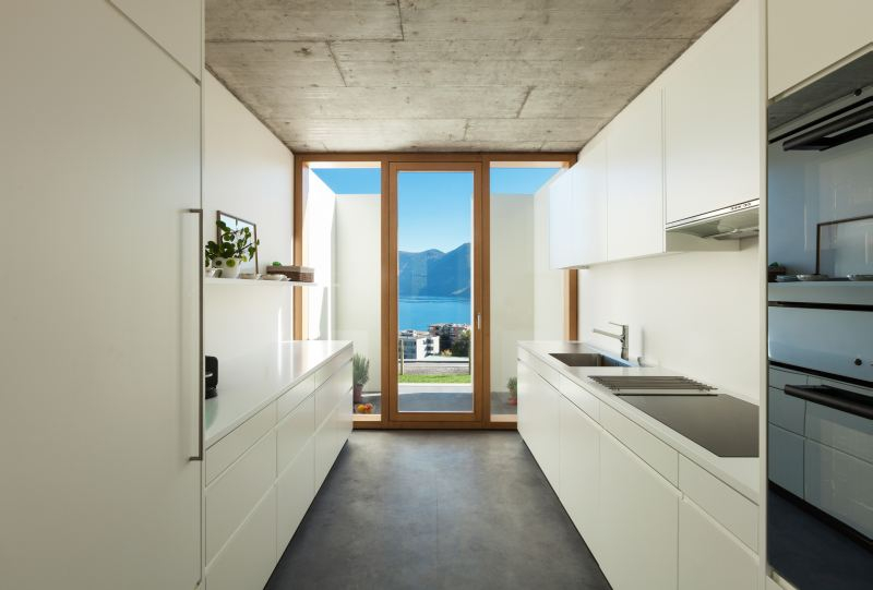 kuchnia, biała, wnętrza, mieszkanie, nieruchomości. Fot. Fotolia