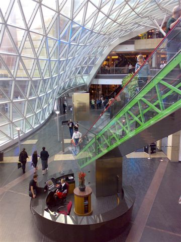 Podstawowym aktem prawnym, który w Polsce zawiera przepisy dotyczące warunków, jakim powinny odpowiadać maszyny i urządzenia techniczne, to ustawa z dnia 30 sierpnia 2002 roku o systemie oceny zgodności. 