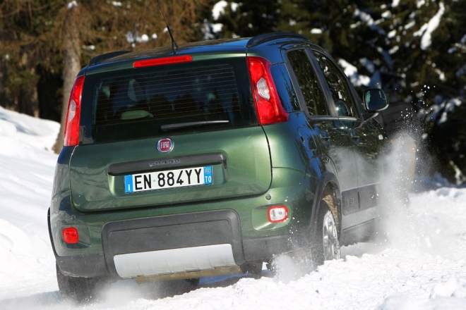 Auto z napędem 4x4 dużo lepiej radzi sobie z kopnym śniegiem