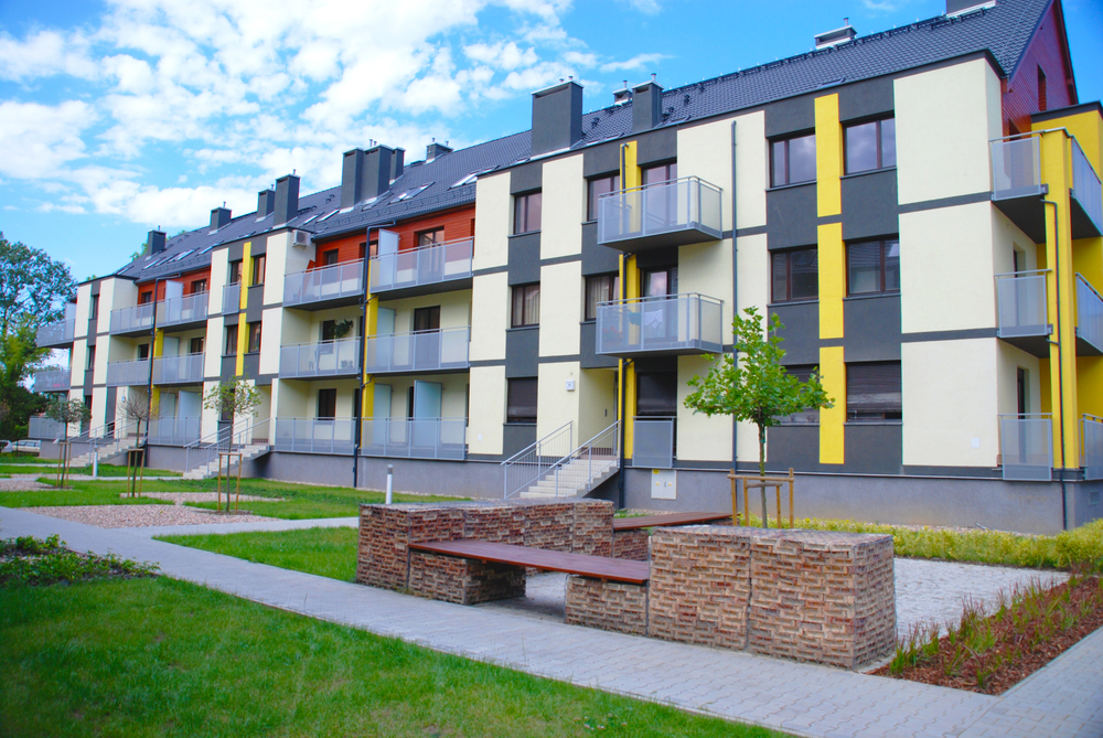 Dobrą informacją dla osób poszukujących nowego mieszkania może być spodziewane dalsze obniżanie się średniej ceny w Krakowie. 