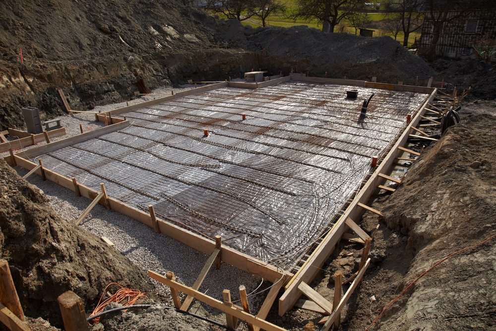 Świeżo wylany beton - płyta fundamentowa.